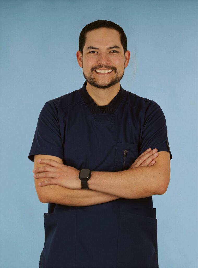 Cirujano implantólogo en Quito Dr. Lenin Ubidia